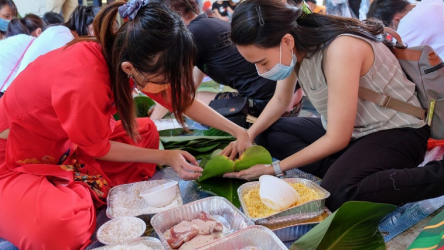 A Tet cake making contest for Vietnamese people in Singapore
